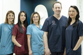Les Docteurs Duroure avec l'équipe